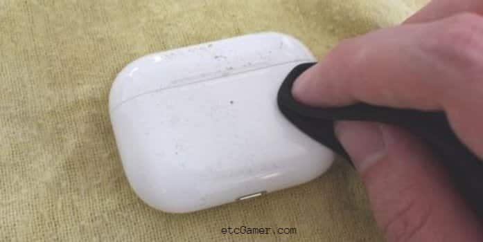 clean airpods case to fix airpods case not charging no light